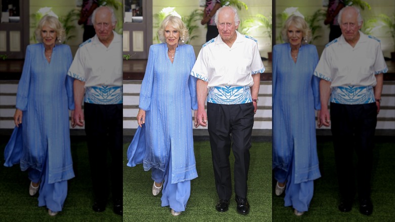 Le roi Charles III et la reine Camilla marchant ensemble lors de la réception et du dîner du CHOGM au musée Robert Louis Stevenson le 25 octobre 2024 à Apia, Samoa