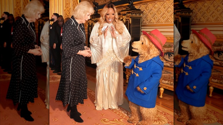 La reine Camilla salue Paddington Bear et Marisha Wallace lors d'une réception lors de la finale du concours d'écriture créative de la BBC 500 Words au château de Windsor le 25 février 2026.