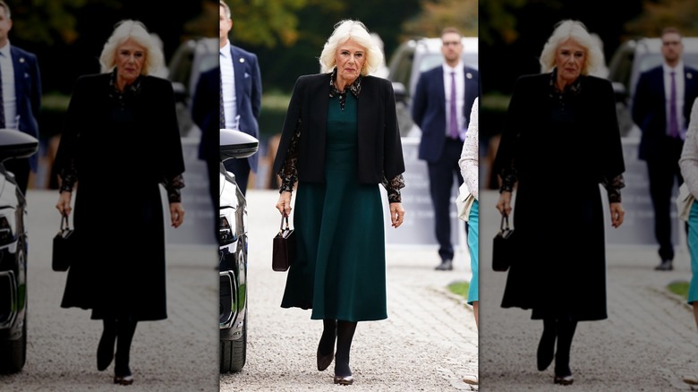 La reine Camilla se promenant au festival littéraire de Cliveden le 11 octobre 2025