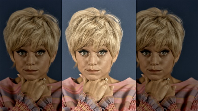 Goldie Hawn pose avec des cheveux courts et des faux cils