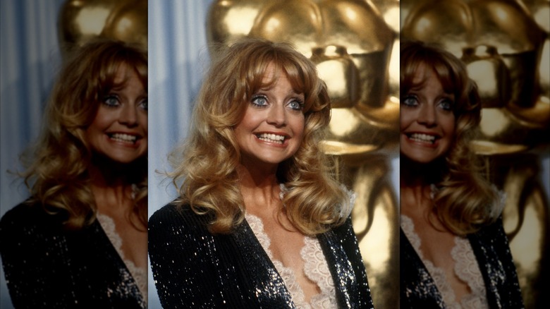 Goldie Hawn sourit dans un blazer noir orné de paillettes