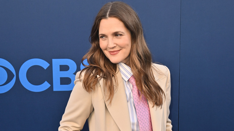 Drew Barrymore sur le tapis rouge dans un costume beige