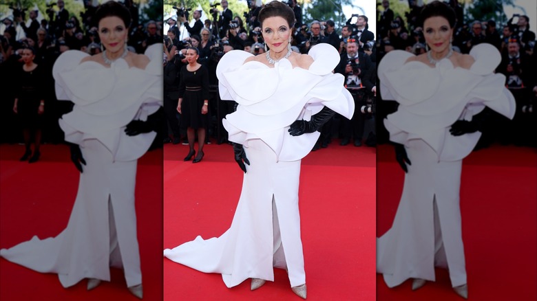 Joan Collins posant
