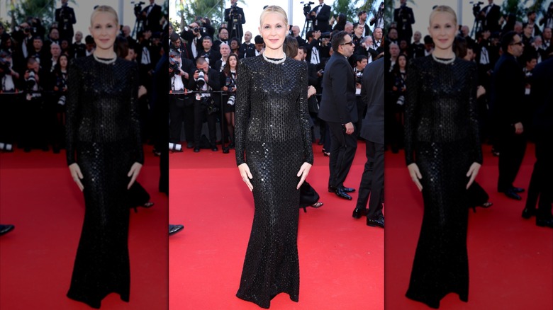 Kelly Rutherford posant