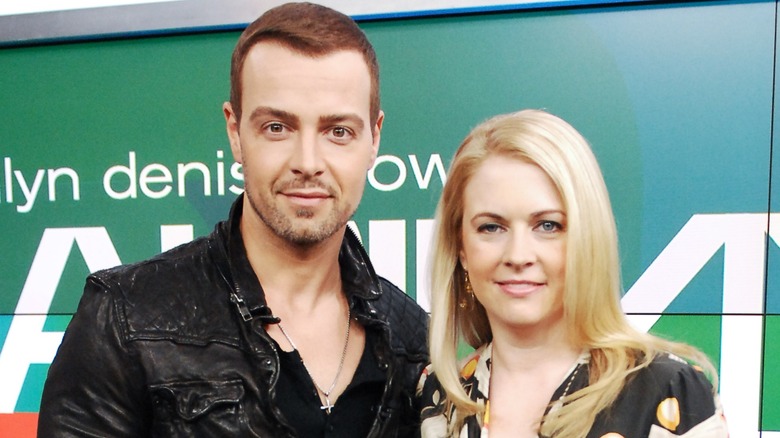 Joey Lawrence posant avec Melissa Joan Hart en 2012