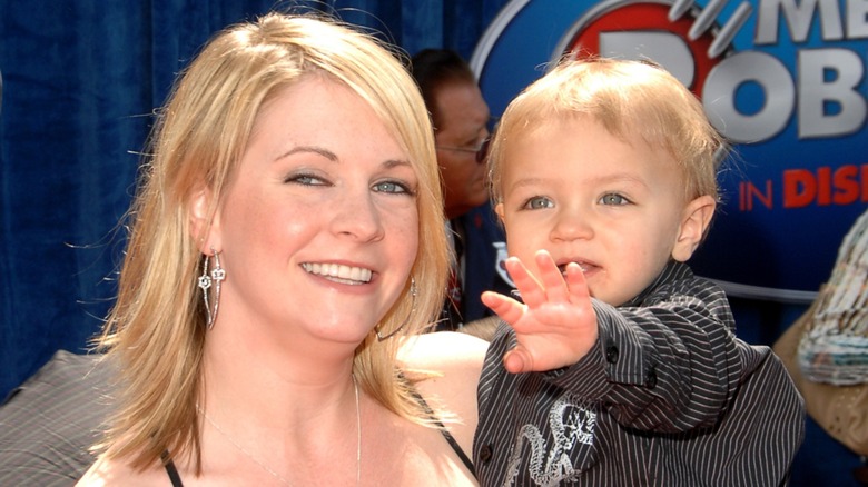 Melissa Joan Hart posant avec son fils sur le tapis rouge en 2007