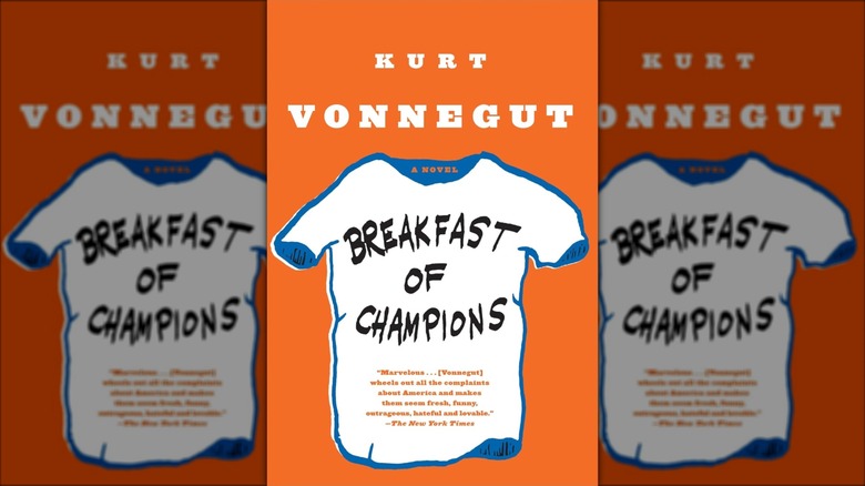 La couverture de Breakfast of Champions avec un fond orange et un t-shirt blanc