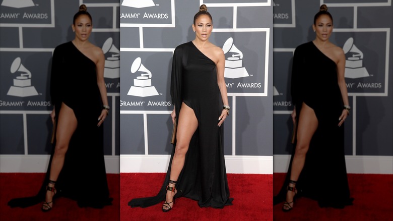 Jennifer Lopez posant
