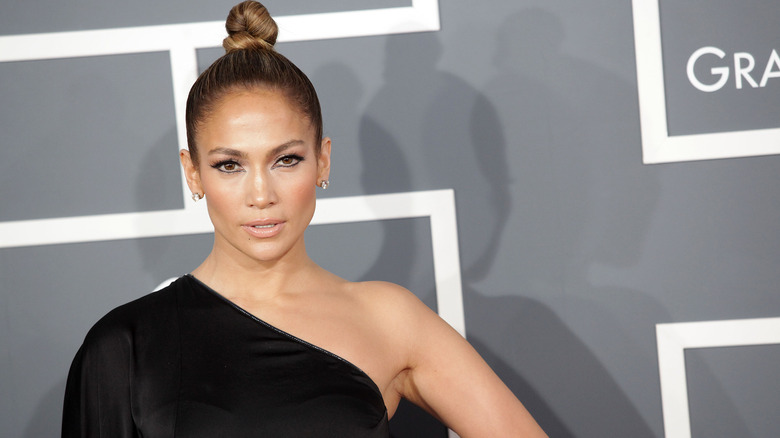 Jennifer Lopez posant