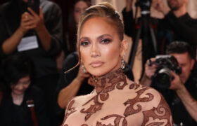 Les robes des Grammy Awards de Jennifer Lopez au fil des années, classées