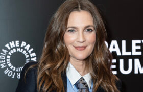 Des photos côte à côte de Drew Barrymore montrent comment une perruque aux cheveux gris glacé change son look