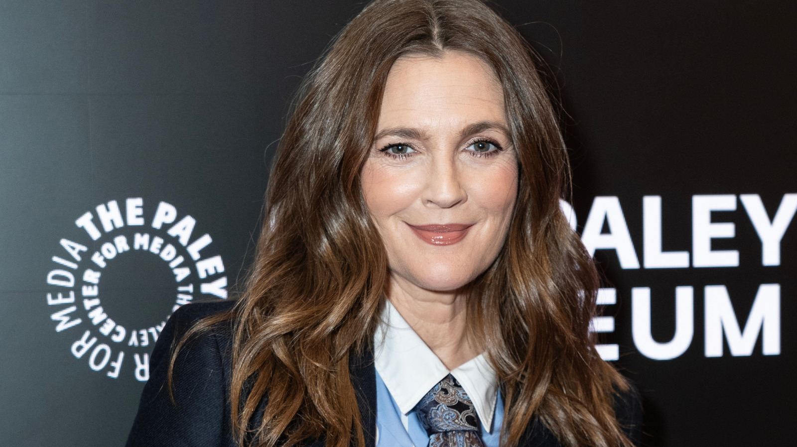 Des photos côte à côte de Drew Barrymore montrent comment une perruque aux cheveux gris glacé change son look