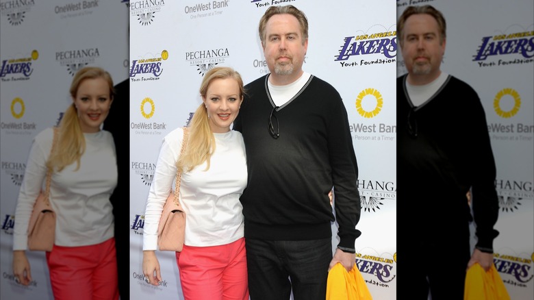 Wendi McLendon-Covey et son mari Greg Covey côte à côte lors d'un match des Lakers
