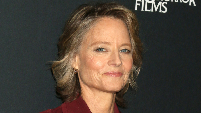 Jodie Foster sourit sur le tapis rouge en 2024