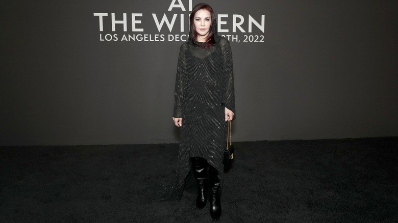 Priscilla Presley porte une robe à capuche à pois scintillants pour un événement de mode