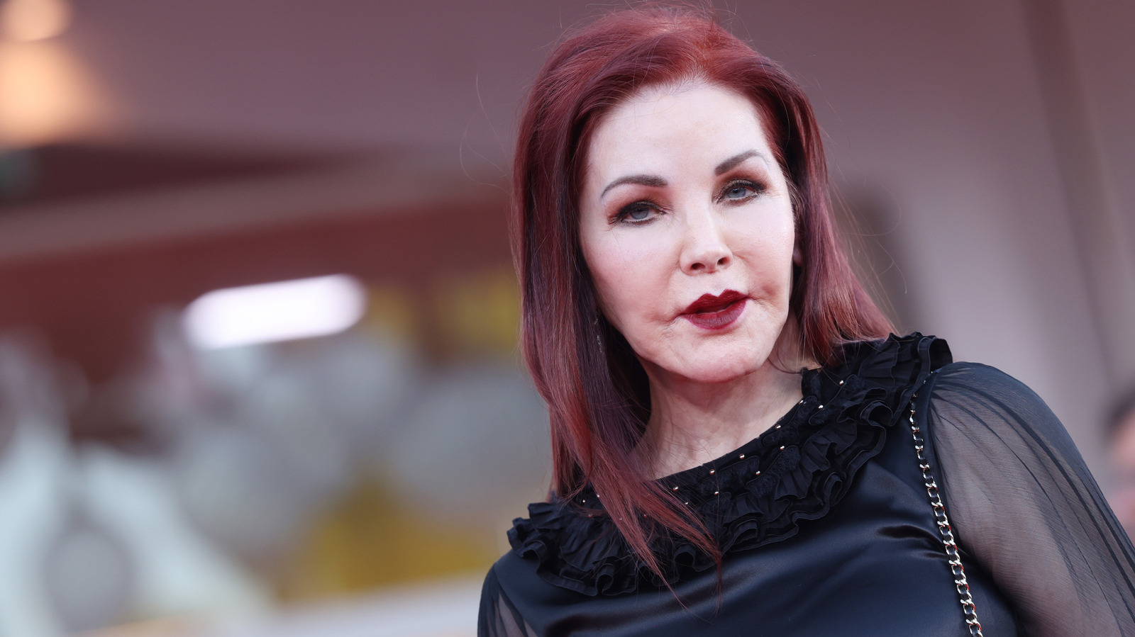 Photos des meilleures tenues de Priscilla Presley à 70 ans