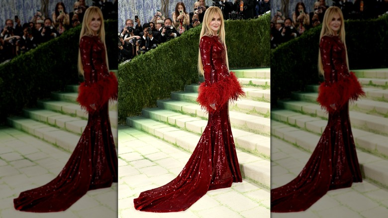 Nicole Kidman sur les marches du Met dans une robe rouge étincelante
