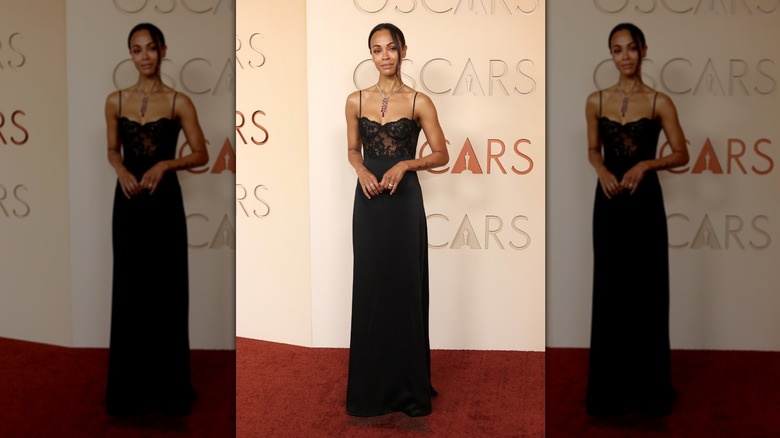 Zoe Saldaña sur le tapis rouge dans une robe noire en dentelle