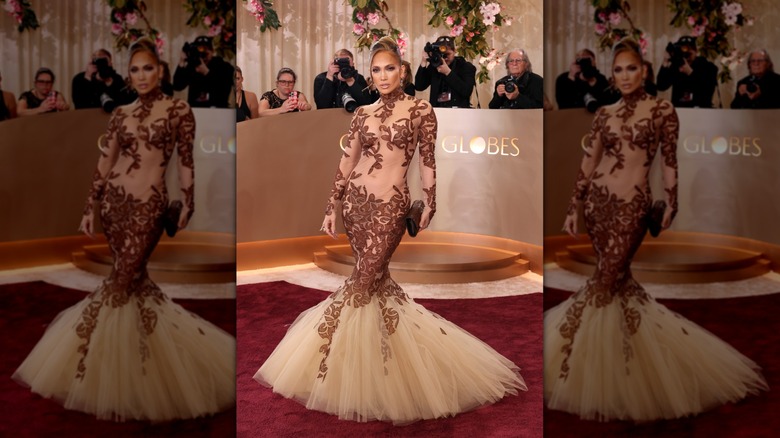 Jennifer Lopez sur le tapis rouge dans une maille marron et nude