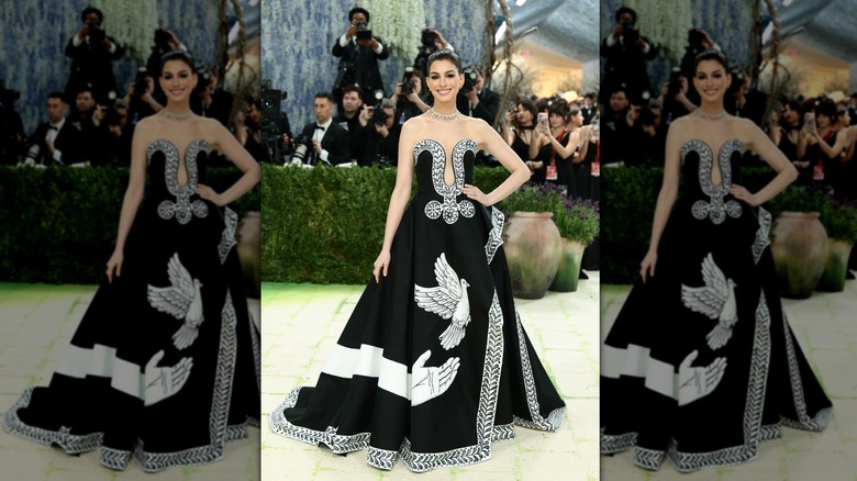 Anne Hathaway sur le tapis rouge dans une robe noire et blanche