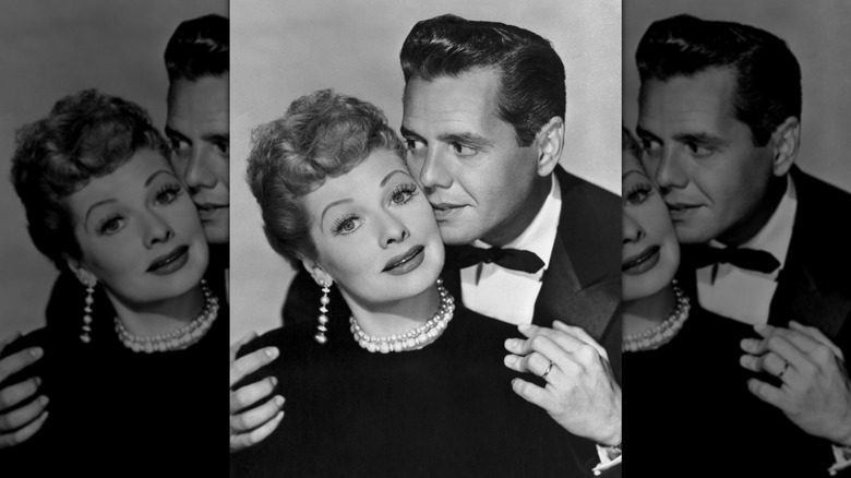 Lucille Ball et Desi Arnaz posent ensemble alors qu'il l'embrasse sur la joue