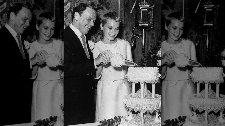 Frank Sinatra et Mia Farrow coupant un gâteau de mariage