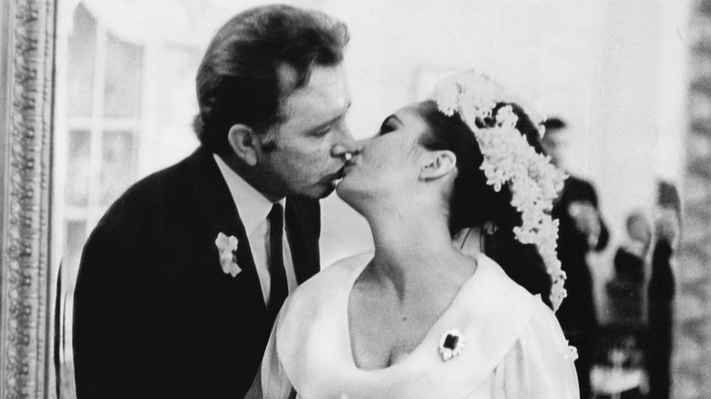 Elizabeth Taylor embrassant Richard Burton