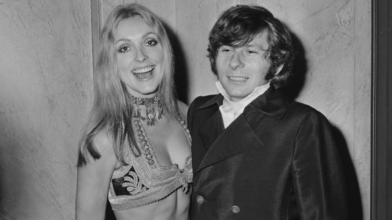 Sharon Tate souriante à côté de Roman Polanski