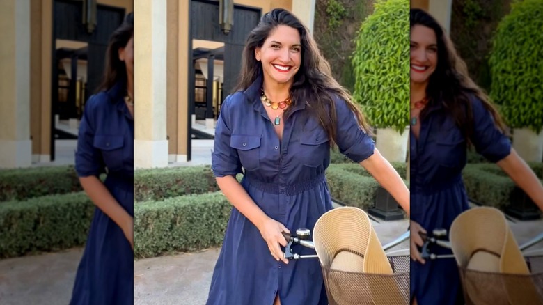 Une photo de l'influenceuse mode Emily Jane Johnston dans une robe boutonnée bleu marine