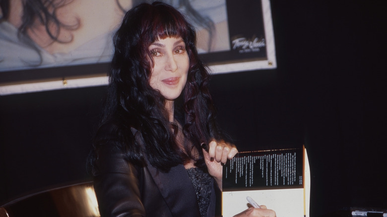 Cher signant un livre