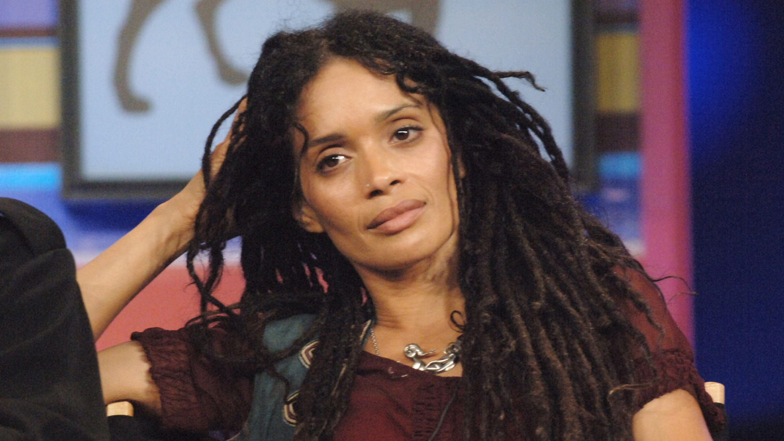 Lisa Bonet, star emblématique des années 80, prouve que la transition vers les cheveux gris ne doit pas nécessairement être ennuyeuse