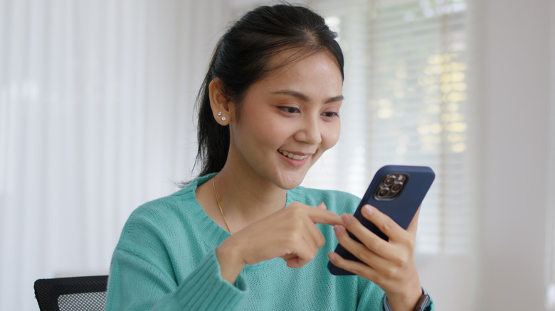 Femme défilant sur son téléphone