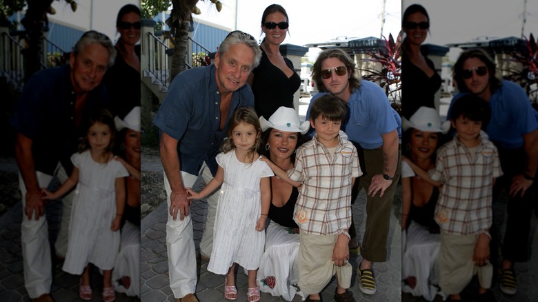 Michael Douglas, Catherine Zeta-Jones et leurs enfants posent pour une photo à l'aéroport de Provo
