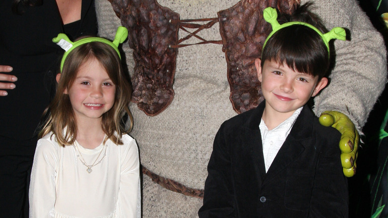Carys Zeta Douglas et Dylan Michael Douglas posent dans les coulisses de 