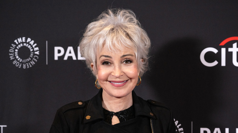 Annie Potts sourit sur le tapis rouge en 2024