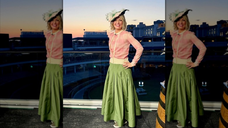 Dylan Dreyer posant devant un hippodrome dans une jupe longue verte