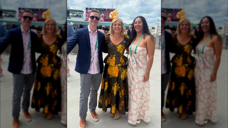 Dylan Dreyer poste avec un homme et une femme
