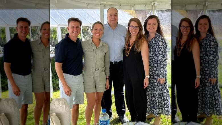 Dylan Dreyer posant dehors avec un groupe de personnes