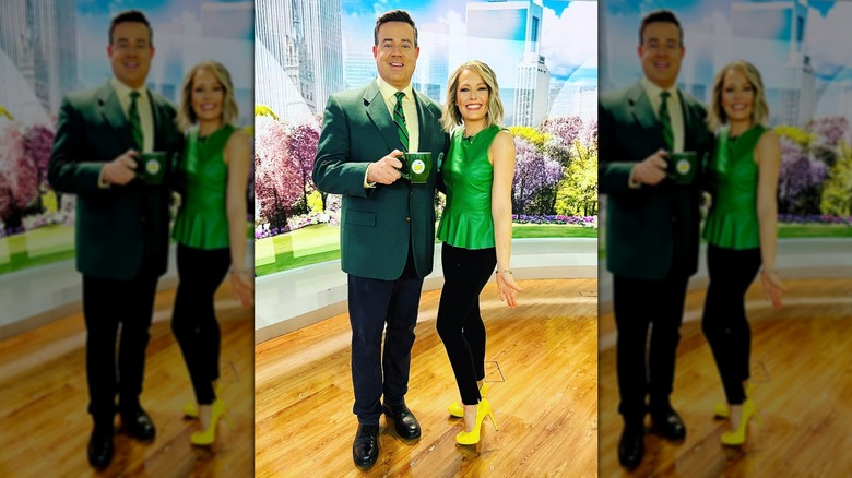 Dylan Dreyer posant sur une scène sonore avec Carson Daly