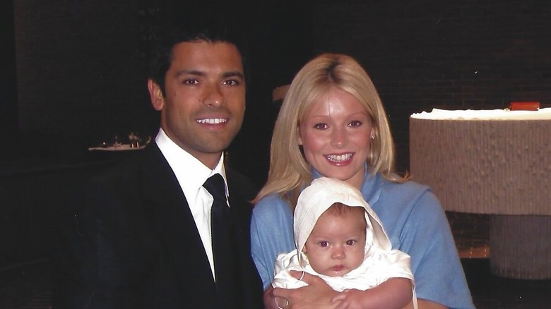 Kelly Ripa et Mark Consuelos avec leur fils Joaquin bébé