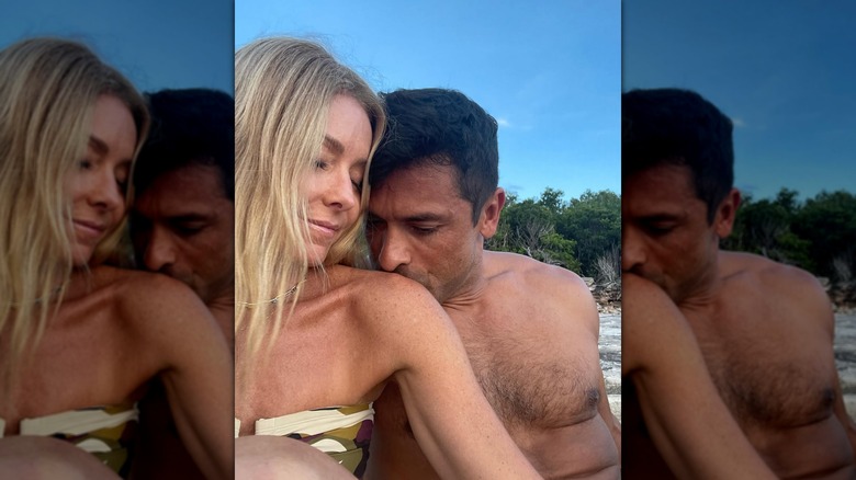Kelly Ripa reçoit un baiser sur l'épaule de Mark Consuelos sur une plage