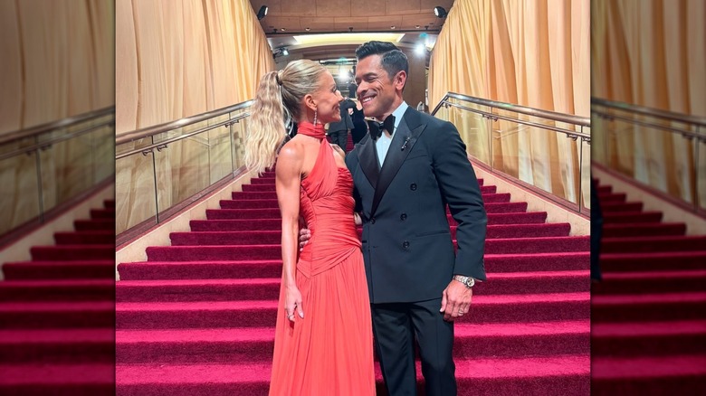 Kelly Ripa et Mark Consuelos posant ensemble pour une photo aux Oscars 2025