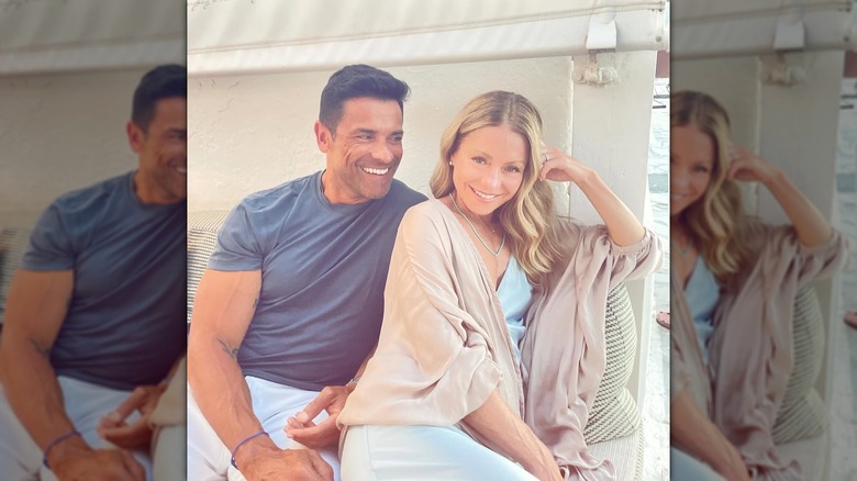 Mark Consuelos souriant à Kelly Ripa posant le jour de la Saint-Valentin en 2024