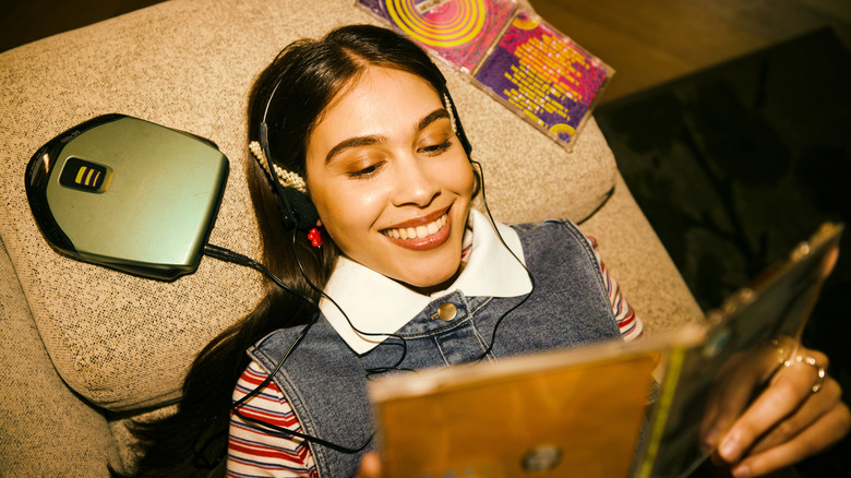 Femme écoutant de la musique sur un lecteur CD