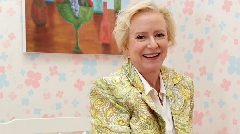 Eve Plumb photographiée souriante en 2026