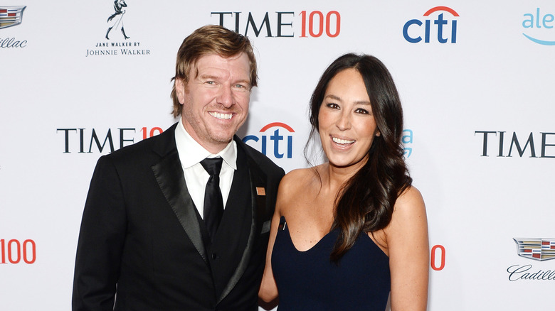 Joanna et Chip Gaines sourient sur le tapis rouge en 2019