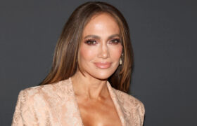 Jennifer Lopez a transformé une blague maladroite sur son âge en une célébration de sa longue carrière