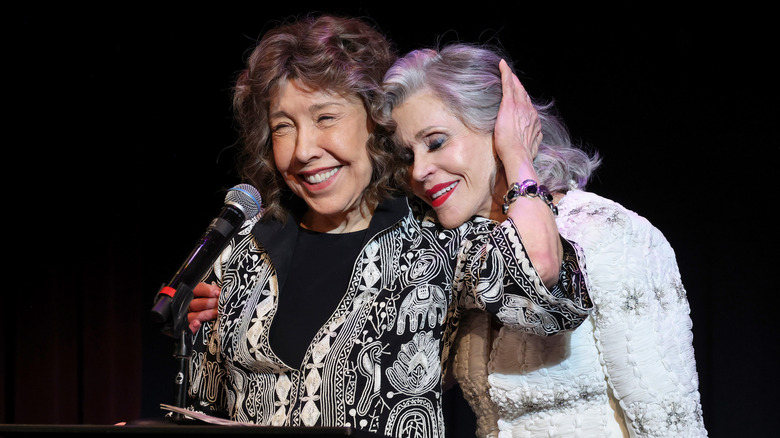Lily Tomlin et Jane Fonda s'embrassant sur scène en 2024