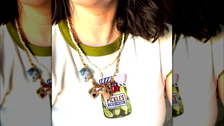 Une femme portant un collier à breloques personnalisé avec une chemise aux cornichons