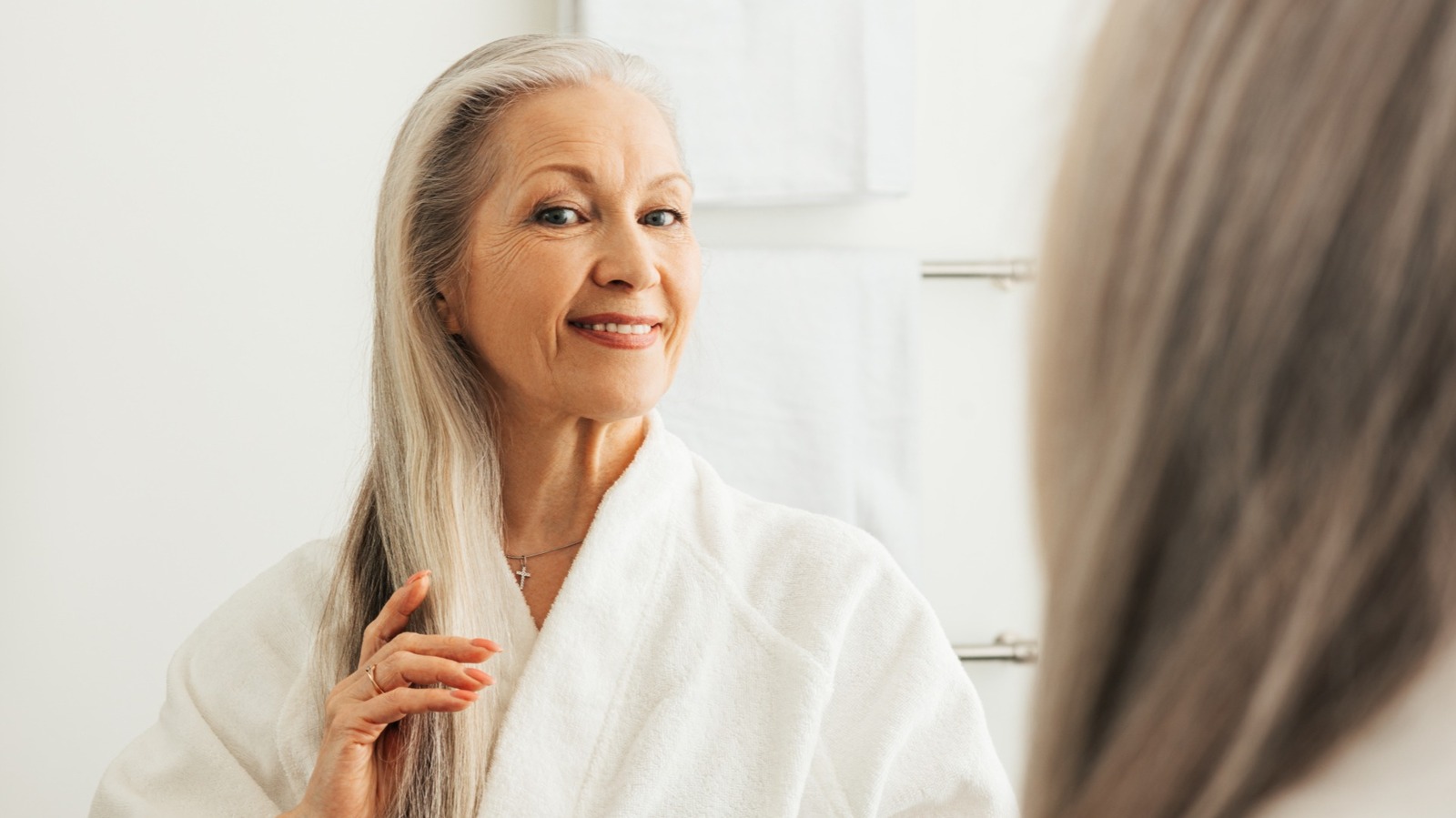 Le bicarbonate de soude aide-t-il à éclaircir les cheveux gris ? Nous avons fait appel à un expert pour découvrir la vérité